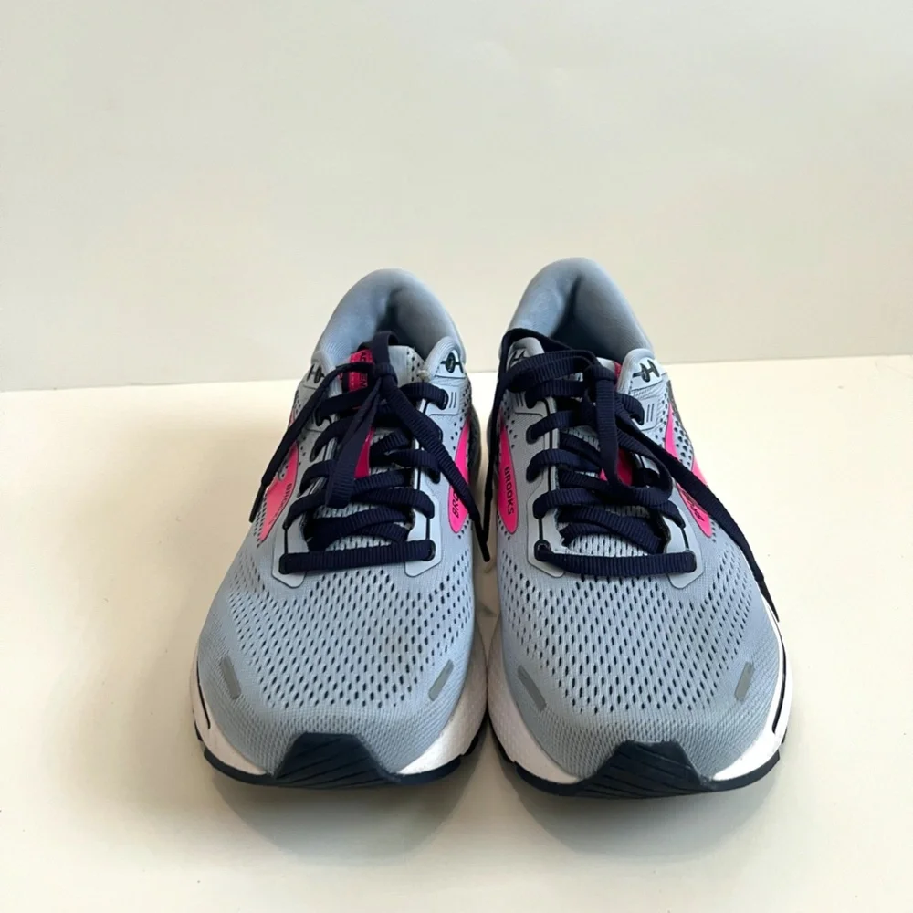 Like New Condition Brooks Women's Adrenaline GTS 22 Running Shoe, Size 9/40.5 EU - Picture 6 of 16